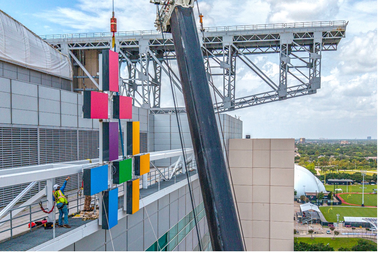 A HOUSTON LANDMARK. A SIGNAGE TRANSFORMATION OF SCALE.